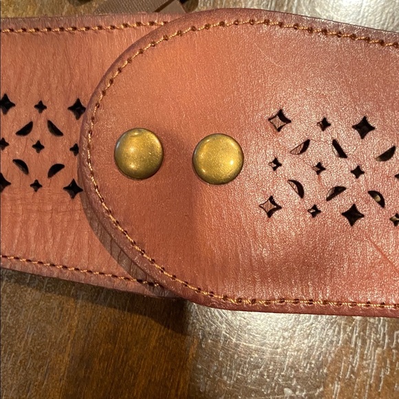 Fossil Wide Band Cut Out Pattern Elastic Stretch Leather Women’s Belt Large NWT - Picture 3 of 8